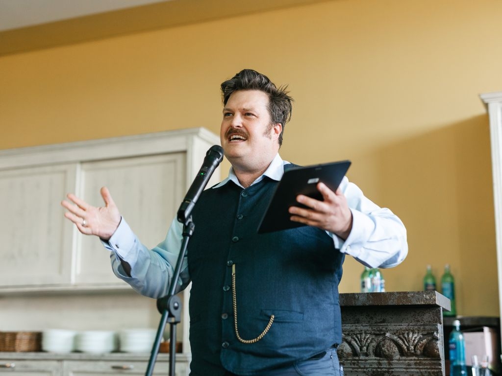 Abendveranstaltung: Sven Kamin während seines Poetry Slams über Prognos 