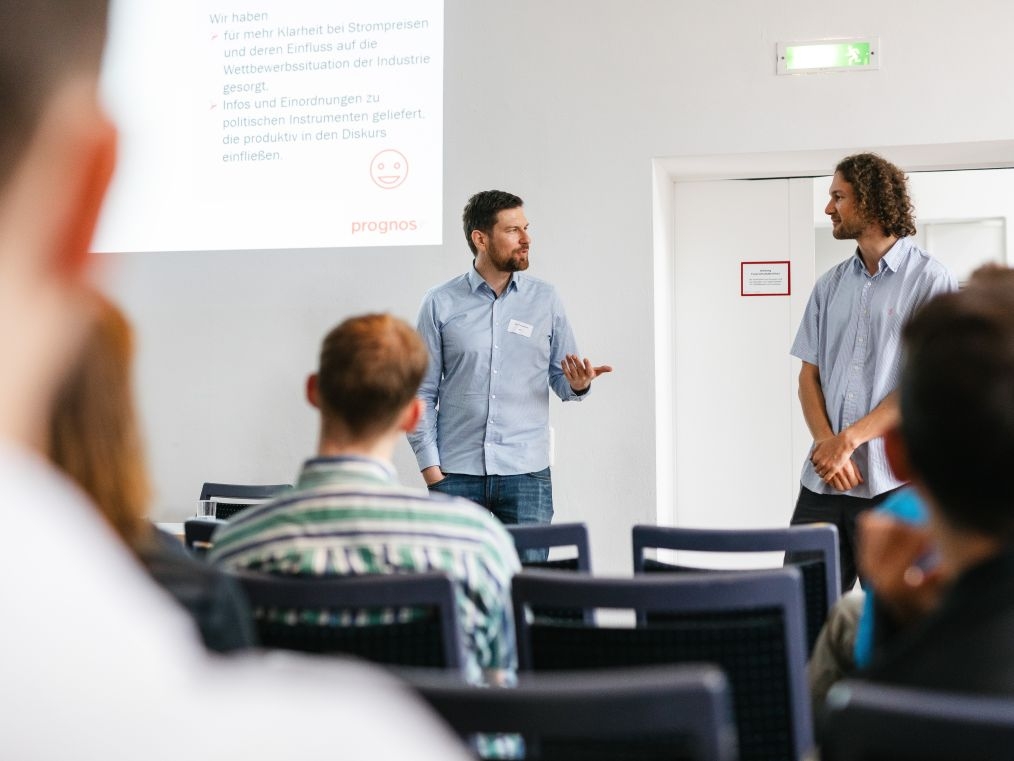 Projektmesse beim GTO 2025: Zwei Mitarbeiter stellen ihr Projekt vor 