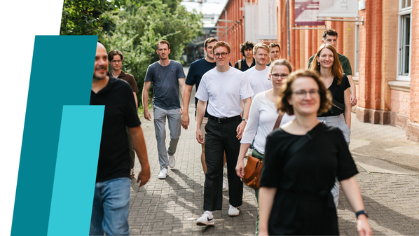 Gruppe von Menschen läuft auf die Kamera zu