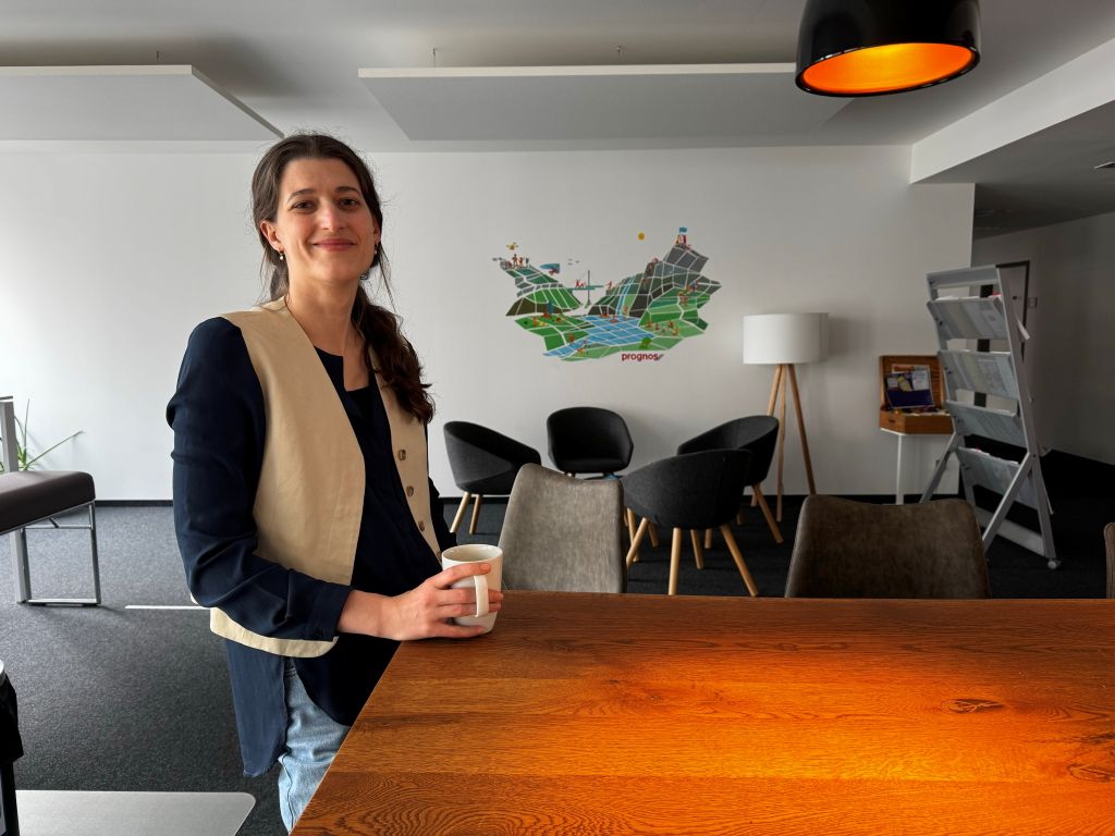Laura Sulzer steht in der Lounge des Berliner Büros der Prognos AG 