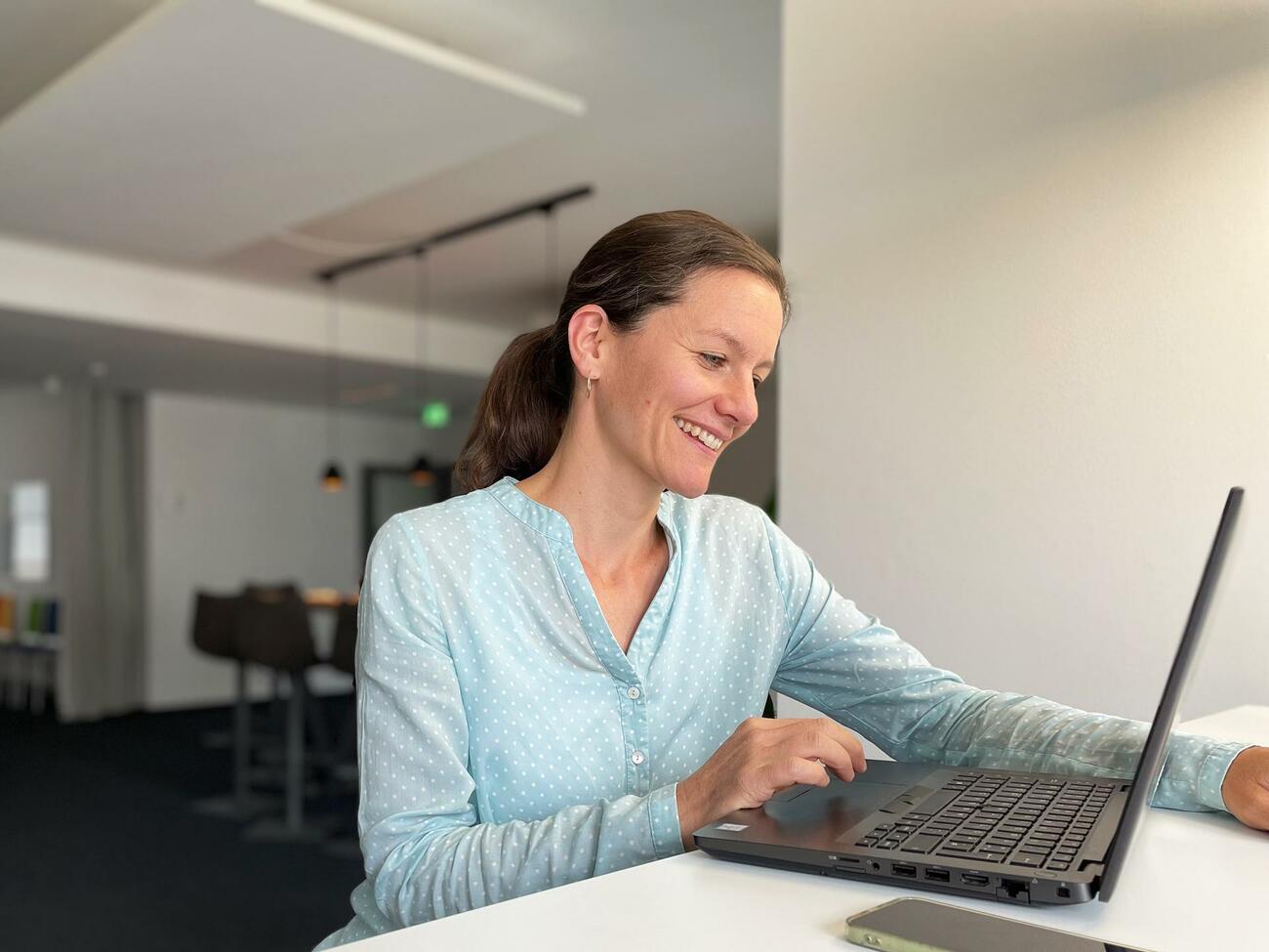 Verena Stengel am Laptop im Berliner Buero