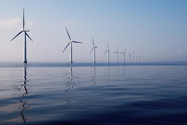 Zahlreiche Offshore-Windräder vor bewölktem Himmel