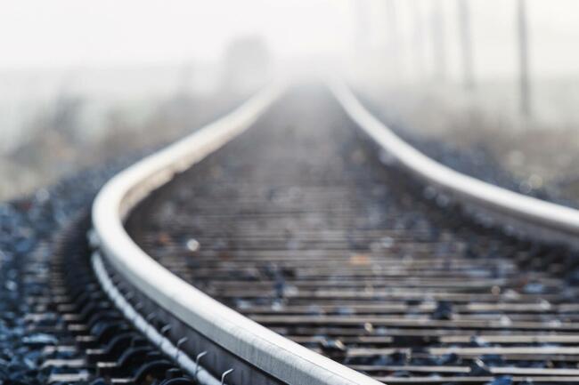 Einspurige Bahnlinie im Morgennebel