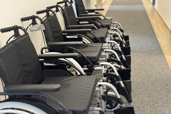 Vier Rollstühle stehe im Flur zum Ausleihen