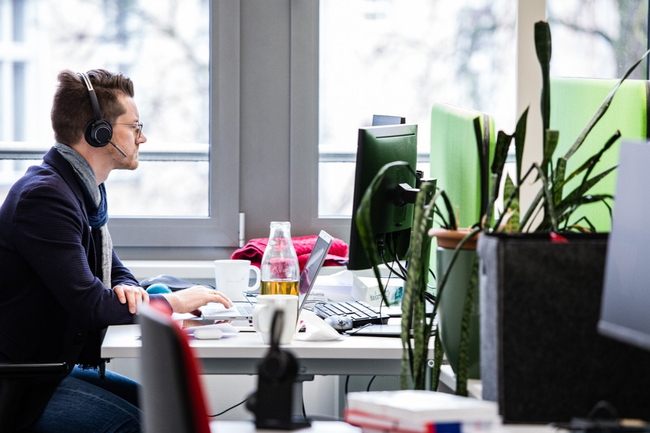 Person arbeitet konzentriert im Büro