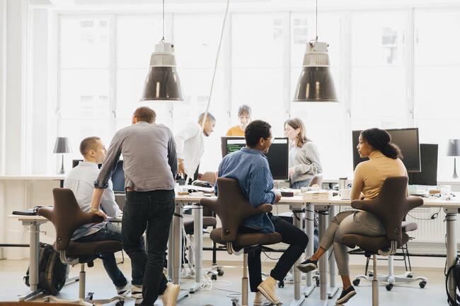 Junge Frauen und Männer im Büro