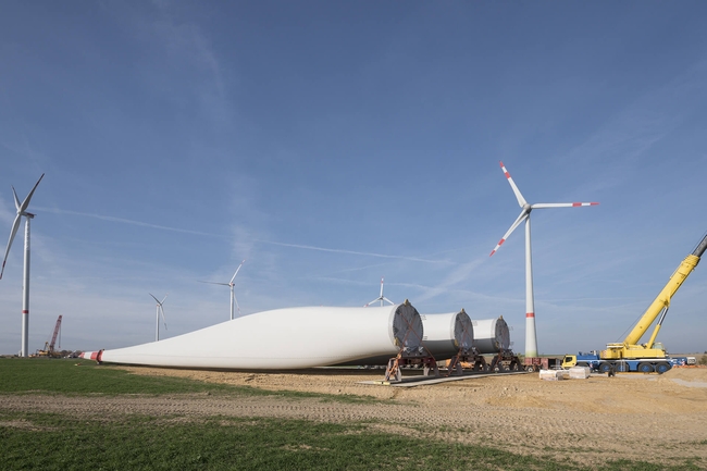 Windkraftanalage im Aufbau