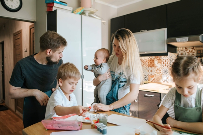 Familie zuhause in der Küche