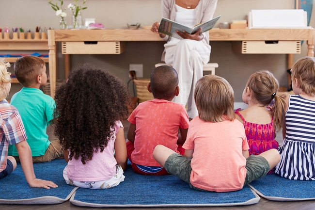 Erzieherin mit kleinen Kindern