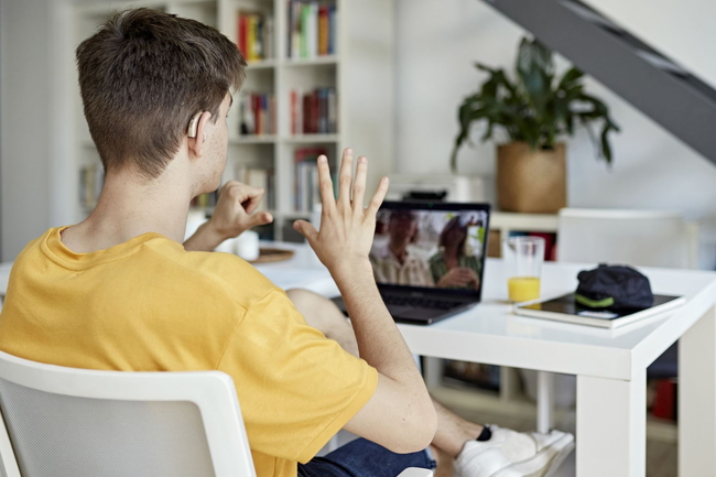 Gehörloser Jugendlicher telefoniert mit seinen Eltern über Videocall und nutzt Gebärdensprache