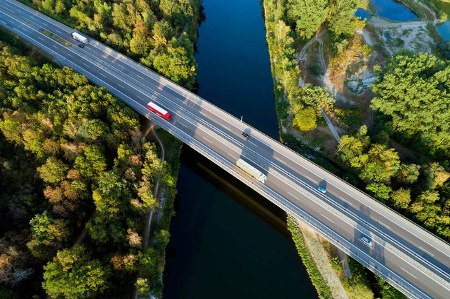 LKW fahren über eine Brücke