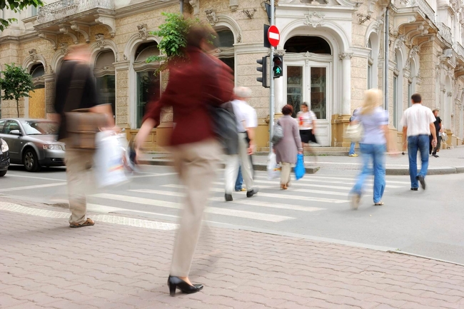 Menschen überqueren eine Straße an einer Fußgängerampel