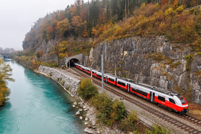 Vorarlberg: Zug fährt aus einem Tunnel