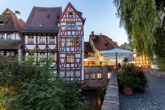 Alte Fachwerkhäuser im berühmten Fischerviertel in der Dämmerung, Ulm, Deutschland