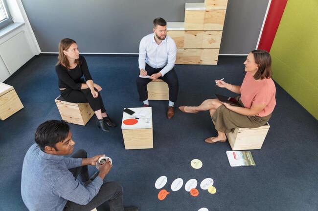 Vier Kolleginnen und Kollegn in einem Kreativ-Workshop.