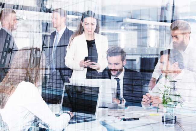 Gruppe aus Geschäftsleuten unterhält sich in einem Büro