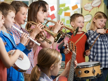 Kinder musizieren mit verschiedenen Instrumenten