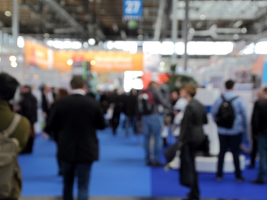 Menschen auf einer Messe