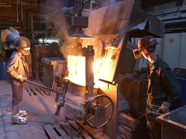 Industriearbeiter, die Metall verarbeiten