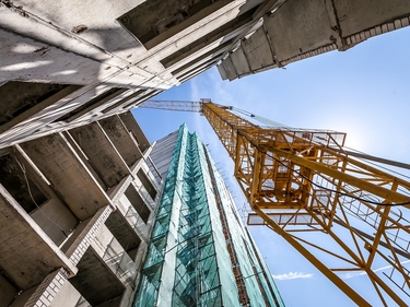 Kran an einer neu gebauten Fassade