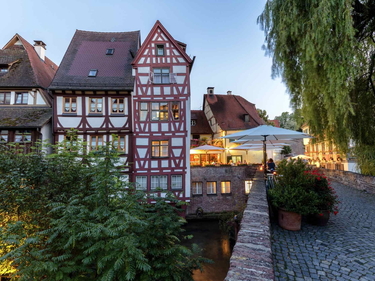 Alte Fachwerkhäuser im berühmten Fischerviertel in der Dämmerung, Ulm, Deutschland