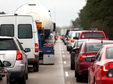 Autos stehen im Stau