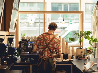 Eine Person arbeitet in einem Café