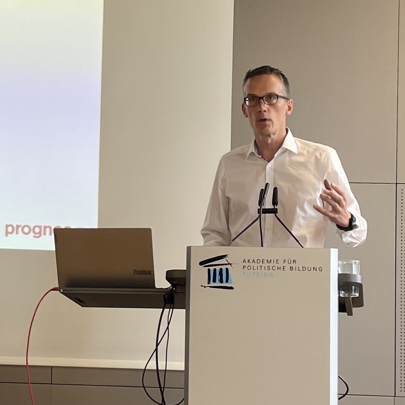 Michael Böhmer an Rednerpult der Akademie für Politische Bildung