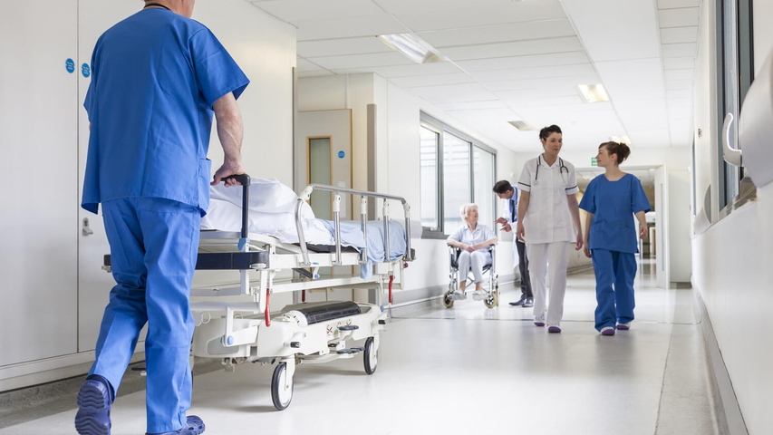Personal auf den Gängen eines Krankenhauses