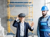 Frau-Client mit VR-Brille auf der Baustelle