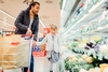 Vater und seine Tochter in einem Supermarkt.