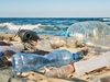 An einem Strand lieg viel Plastikmüll