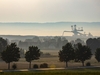 Blick übers Land. Im Hintergrund ist eine Förderbrücke eines Braunkohle Tagebauwerks zusehen